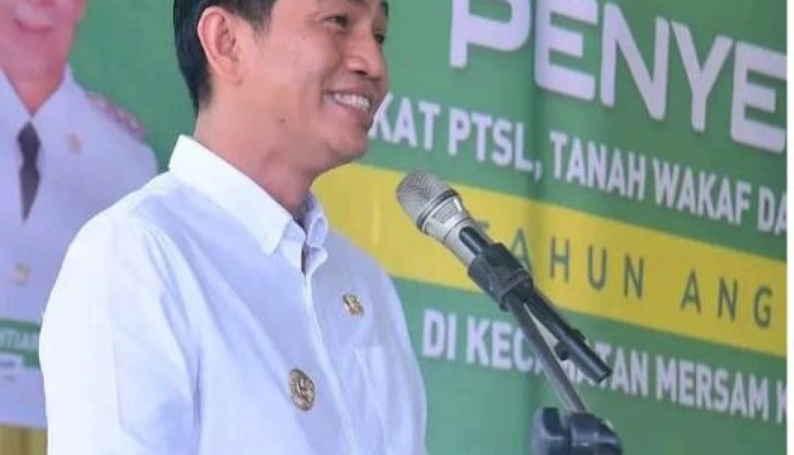 Bupati Batang Hari Mhd Fadhil Arief Menyerahkan Secara Simbolis