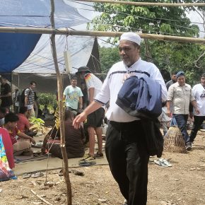 Pakcik Mono Bersama Bang Romi Calon Gubernur Jambi Di Tanggo Plakat lubuk Separantau Lopak Itik Desa Pasar Terusan